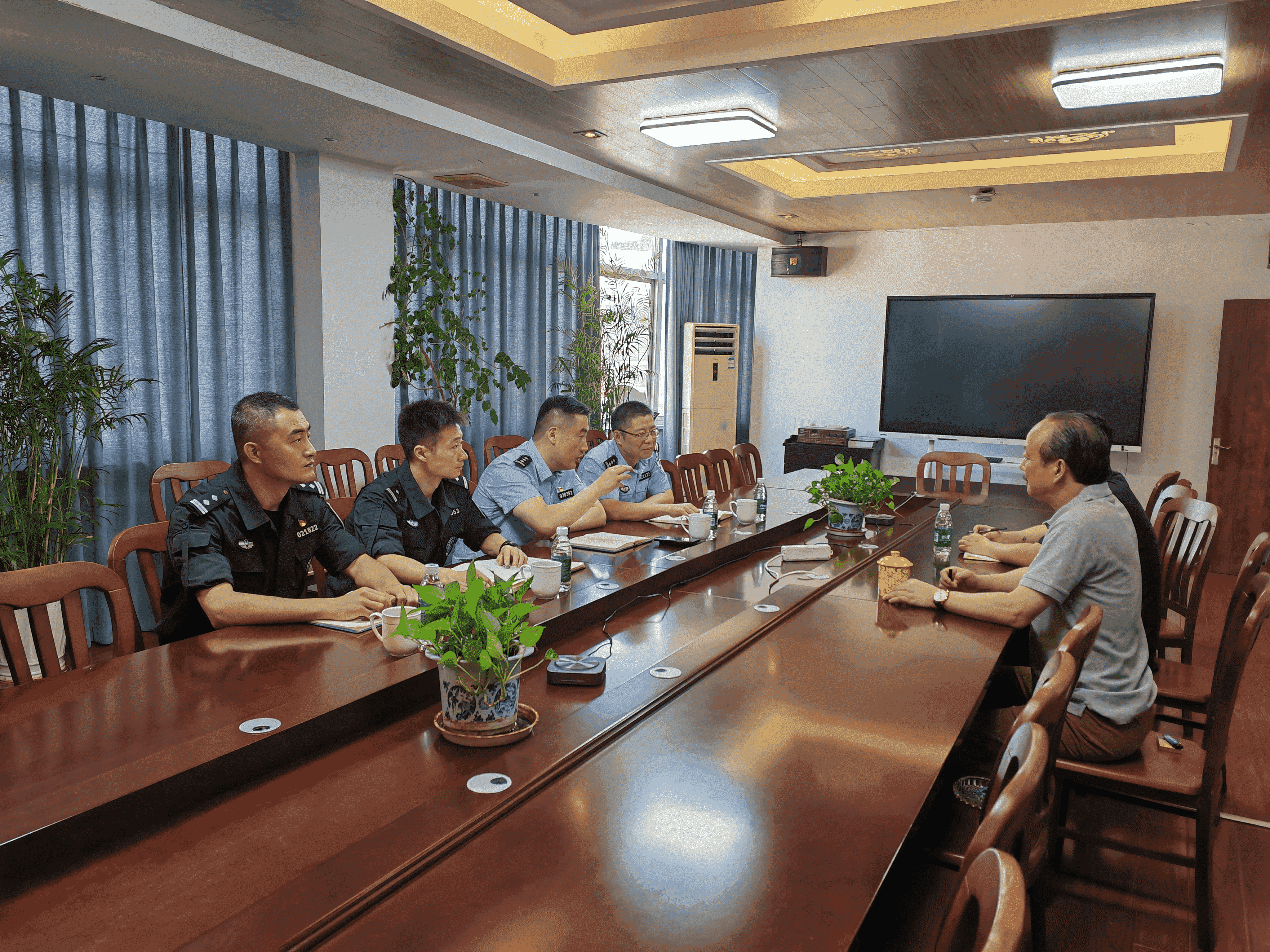 无锡巡特警支队与无人机协会：同频共振守护低空安全
